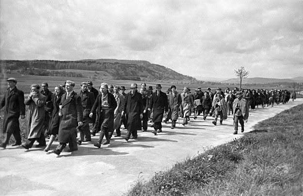Klauser 1945-ös képén menekültek igyekeznek Ramsenból Hemishofen felé