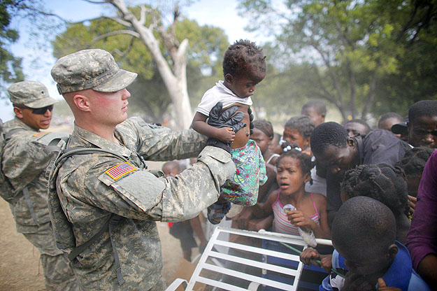 Amerikai katonák is fenntartják a rendet Haiti kaotikus utcáin