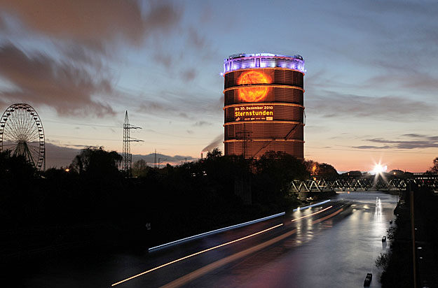 Esti fényben a Ruhr-vidéki kulturális évad egyik attrakciója, az oberhauseni Gasometer. Odabent lóg a Hold