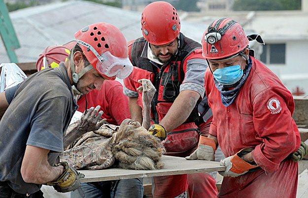 Anna Zizi-t viszik mexikói mentők, miután élve emelték ki a port-au-prince-i érsek rezidenciájának romjai alól 2010. január 19-én