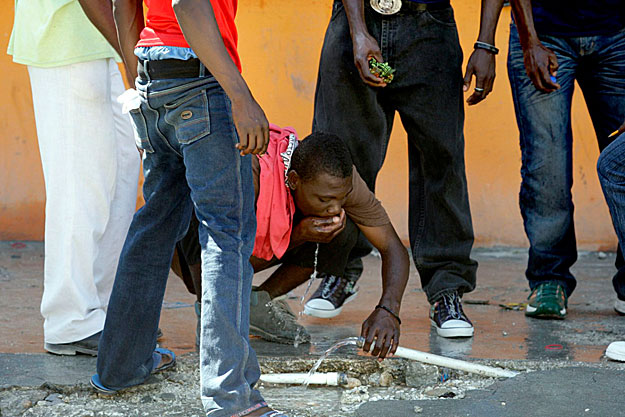 A legalapvetőbb szolgáltatások is veszélybe kerültek: törött vízvezetékből isznak az emberek Haitin