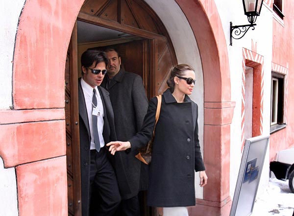 Angelina Jolie és Brad Pitt jószolgálati úton Davosban, 2006-ban