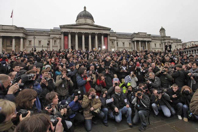 London, 2010. január 24.
Fotóriporterek Londonban, a Trafalgar Square-en rendezett fotós tüntetésen 2010. január 23-án. Ezen a napon hivatásos és amatõr fotográfusok az ellen tiltakoztak, hogy a rendõrség a terroristagyanú jegyében a fényképezõgéppe