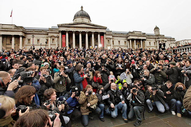 Tiltakozó fotósok a Trafalgar Square-en. Felemelt kamerával a megnyirbált szabadságjogok ellen