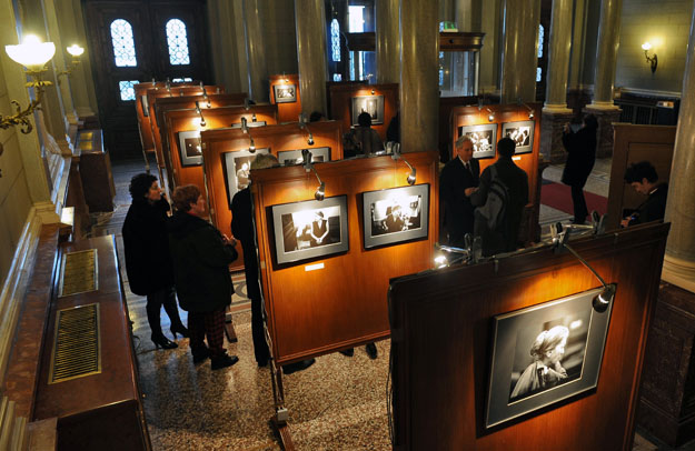 Fejér Gábor fotókiállítása a Magyar Kultúra Napján a Magyar Tudományos Akadémia aulájában a Széchenyi Irodalmi és Művészeti Akadémia rendezésében 2010. február 4-ig látogatható