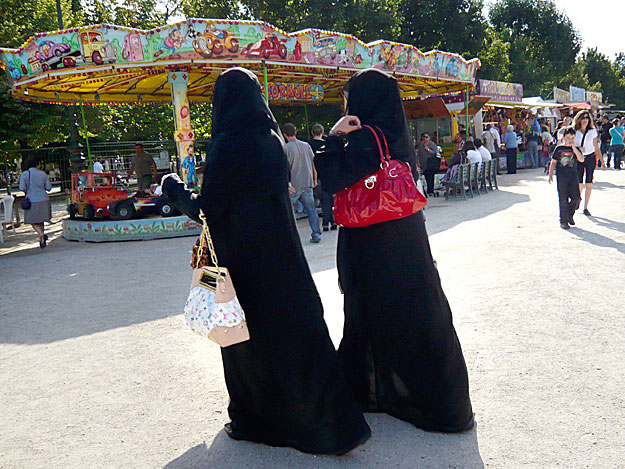 Nikábot viselő nők a párizsi Tuilerákban