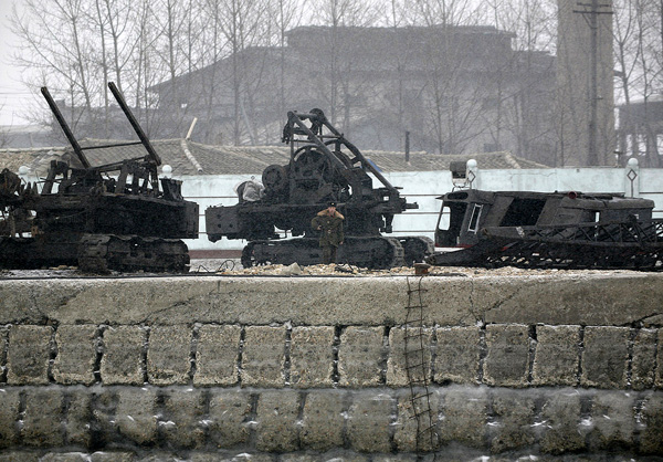 Észak-koreai katonák a két Korea határát jelentő Jalu folyó partján