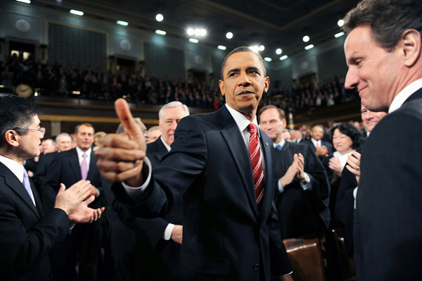 Obama útban a pulpitus felé. Hangsúlyozott állások