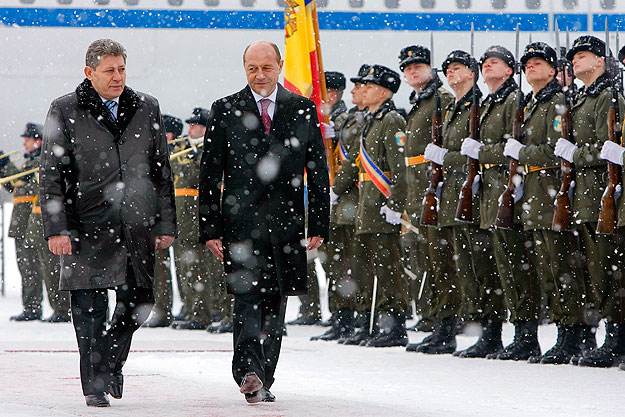 Basescu és Ghimpu a díszegység előtt. Ígéretdömping határok nélkül