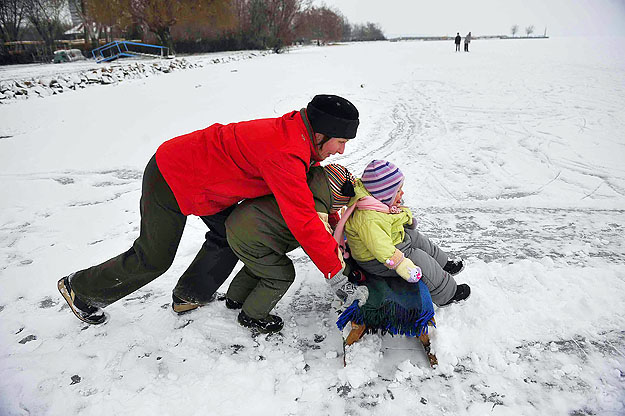 A jelek szerint Balatonalmádiban is alkalmas a jég a téli sportokra