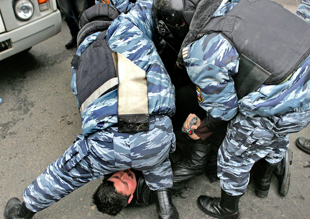 Orosz rendőrök egy tüntetőt tartóztatnak le Moszkva belvárosában