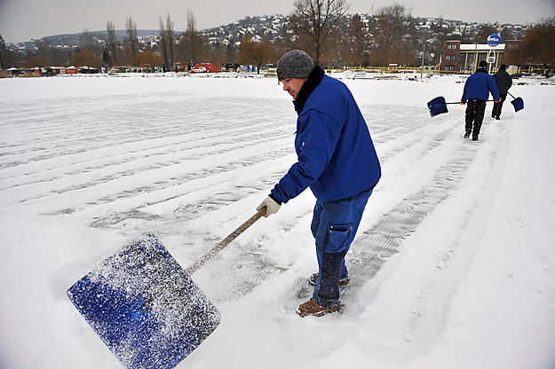 Balatonalmádinál takarítják a havat a befagyott tóról