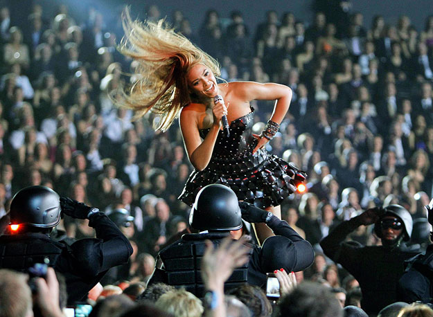 Beyoncé a szinglik himnuszát adja elő: a Single Ladies az év legjobb száma lett