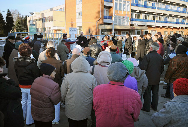 Résztvevők demonstrálnak a körmendi Batthyhány-Strattmann László Kórház bejárata előtt