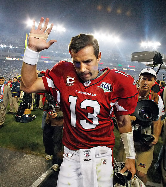 Arizona Cardinals quarterback Kurt Warner leaves the field after the Cardinals were defeated by the Pittsburgh Steelers in the NFL's Super Bowl XLIII football game in Tampa, Florida, February 1, 2009.  REUTERS/Pierre Ducharme (UNITED STATES)