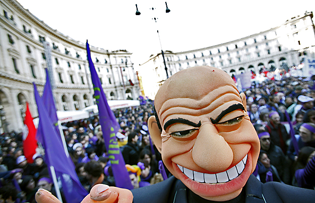 Silvio Berlusconi olasz miniszterelnök lemondását követelve tüntet több százezer ember Rómában