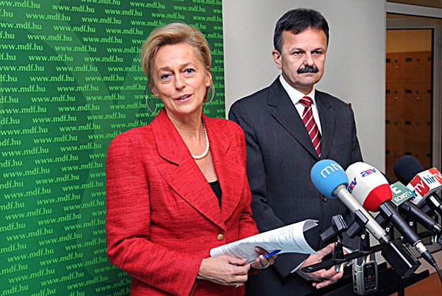 Dávid Ibolya, a Magyar Demokrata Fórum (MDF) elnöke (b), a Képviselõi Irodaházban tartott sajtótájékoztatón bejelenti, hogy Debreczeni József közíró (j) a 2010-es választásokon az MDF színeiben indul országgyûlési képviselõjelöltként.