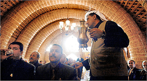 Kávéval kínálják a vendégeket az egyik bagdadi irodalmi szalonban. Az utóbbi két évben tucatnyi nyílt az iraki fővárosban