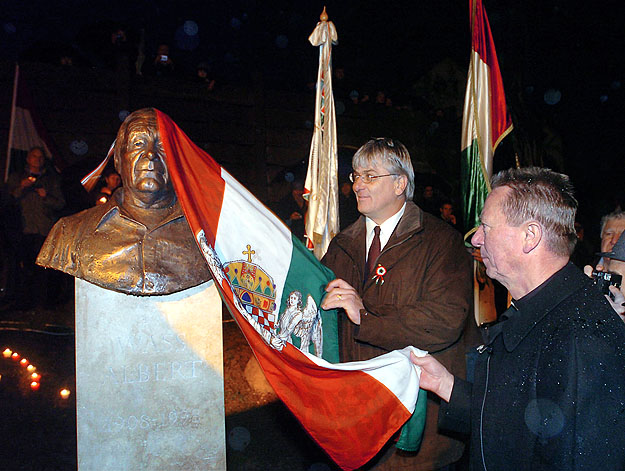 Több mint negyven településen éltetik emlékművek az 1998-ban elhunyt író kultuszát: Verőcén 2005 decemberében Bethlen Farkas polgármester leplezi le szobrát