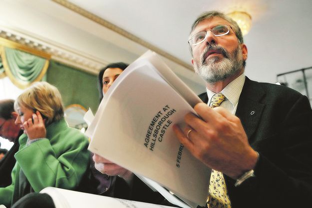 Gerry Adams, a Sinn Fein elnöke a megállapodás egy példányával