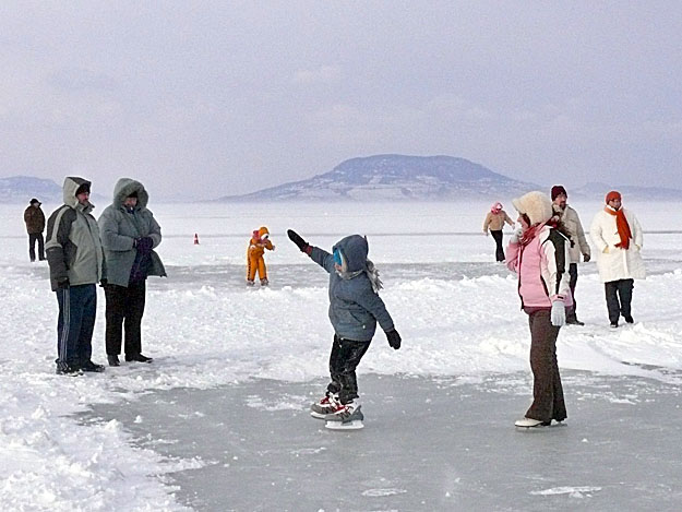 A hét végéig még biztosan sportolásra alkalmas marad a tó jege 