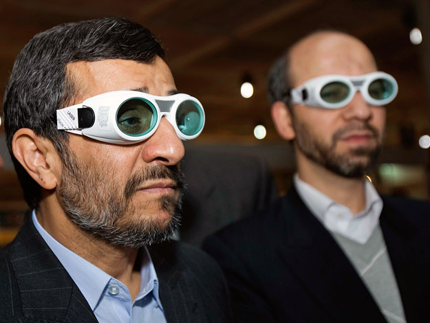 Mahmúd Ahmadinezsád védőszemüveget visel, amint megtekinti az iráni lézertechnológiát bemutató kiállítást Teheránban