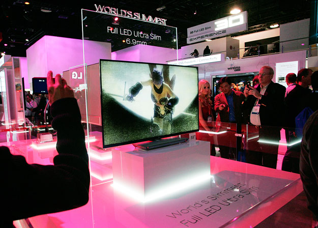 The world's slimmest (6.9mm) LED television by LG is displayed during the 2010 International Consumer Electronics Show (CES) in Las Vegas, Nevada, January 7, 2010. REUTERS/Steve Marcus (UNITED STATES - Tags: BUSINESS SCI TECH)