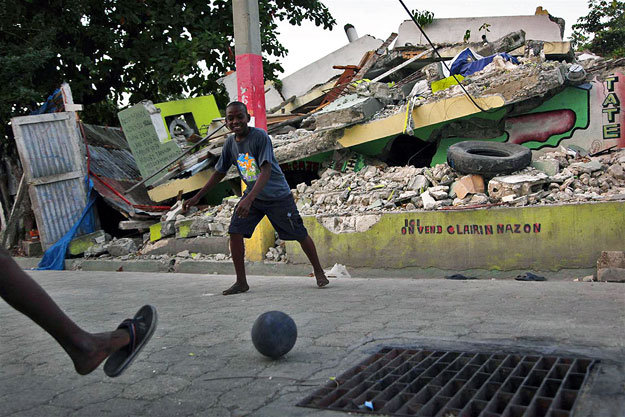 Gyerekek fociznak a romok között Jacmel városában