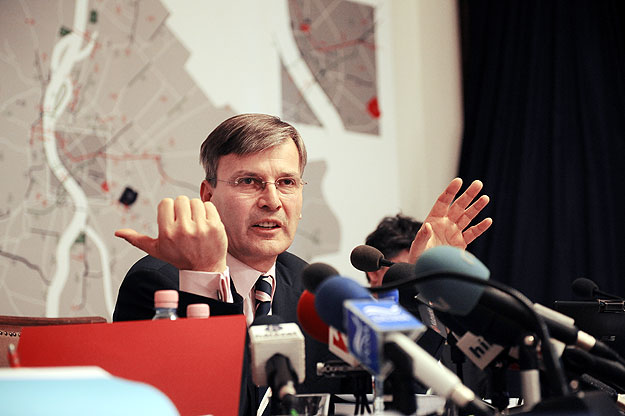Demszky Gábor a BKV-ügyeit vizsgáló fővárosi eseti bizottság előtt nyilatkozik 2010. február 10-én