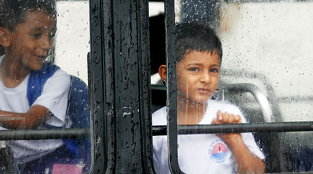 Iskolabuszon Mumbaiban – széttöredezett az indiai nagycsalád, ma már nincs, aki otthon meghallgassa a gyerekek panaszait