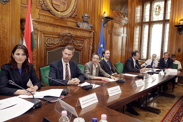 Irina Ivascsenko (a kép bal szélén) a figyelem középpontjában egy korábbi felülvizsgálatot követő tájékoztatón
