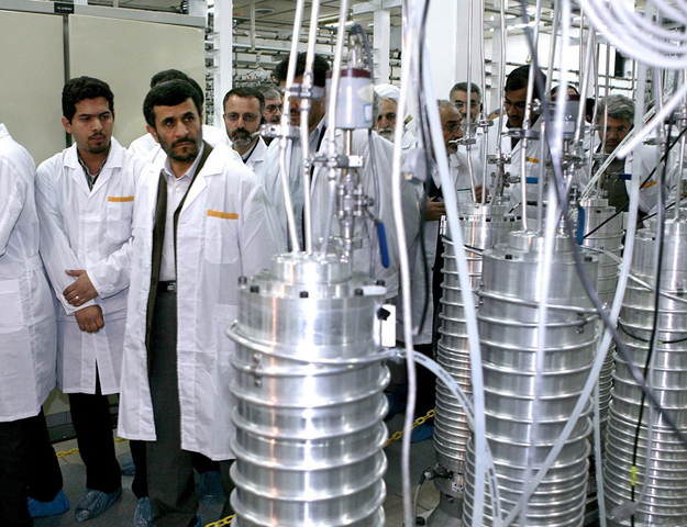 Mahmúd Ahmadinezsád iráni elnök a natanzi urándúsítóban 2008. áprilisában