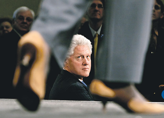 Bill Clinton beszédet hallgat egy rendezvényen