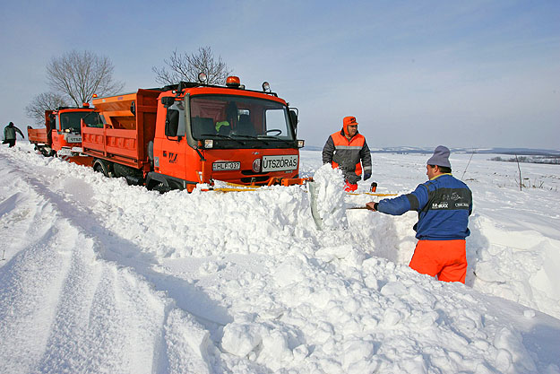 A hókotró is elakadt Pacsa és Dióskál között