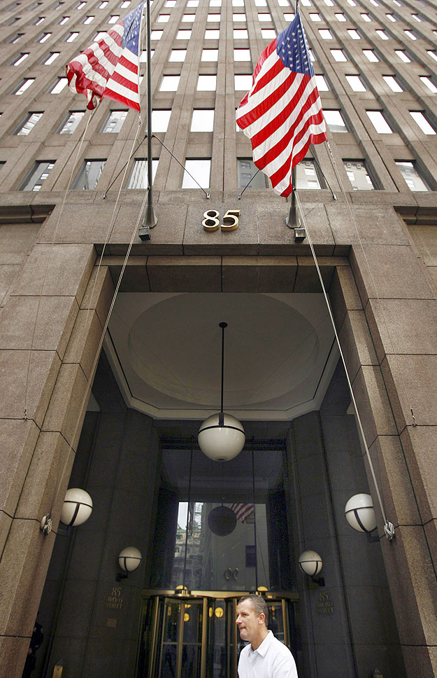 A Goldman Sachs főhadiszállásának kapuja előtt, New Yorkban
