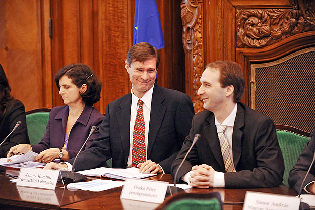 Barbara Kauffmann az uniós, James Morsink, az IMF-delegáció vezetője és Oszkó Péter pénzügyminiszter