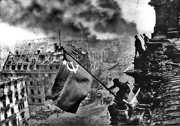 Iszmajlov világhírű mozdulata: a vörös hadsereg katonája kitűzi a szovjet lobogót a berlini Reichstag épületére