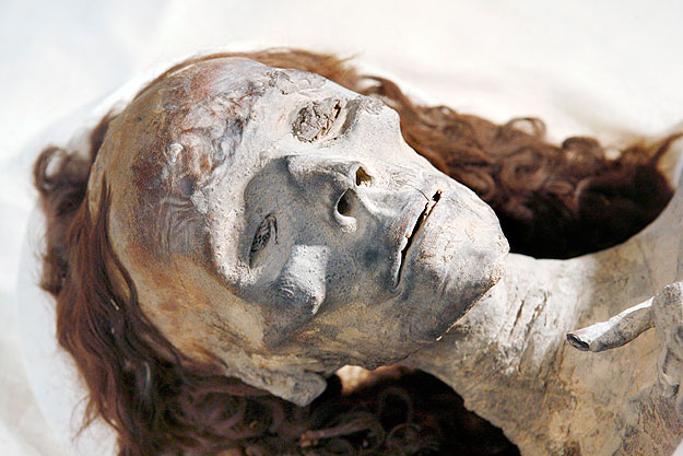 Tije királynőnek, Tutanhamon nagyanyjának a luxori Királyok Völgyében megtalált, 3300 éves múmiája a kairói Egyiptomi Múzeumban 2010. február 17-én