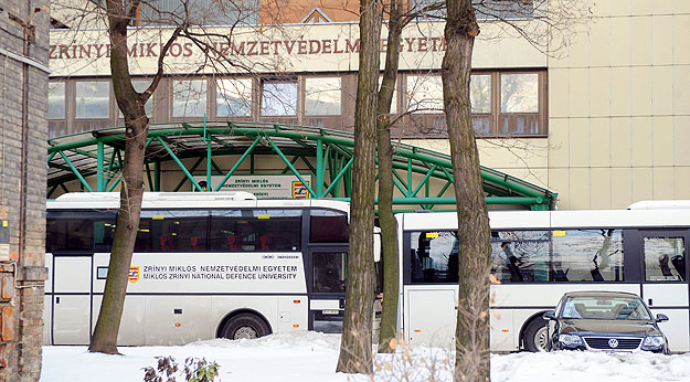 Katonák autóbuszokkal takarják el a bejáratot az egyetem területén. Házkutatást tartott a Nemzeti Nyomozó Iroda (NNI) Szabó János, a Zrínyi Miklós Nemzetvédelmi Egyetem rektorának irodájában
