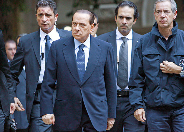 Bertolaso Berlusconi bal oldalán. Mindkettőjüknek hasonló bűnöket rónak fel