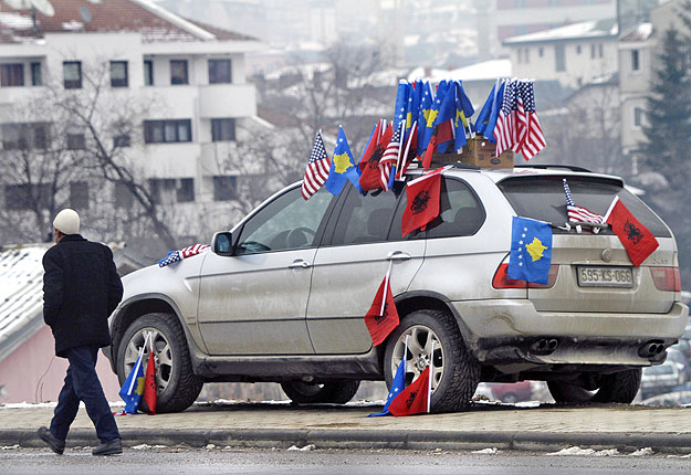 Zászlókban nem volt hiány a legszegényebb balkáni állam második születésnapján