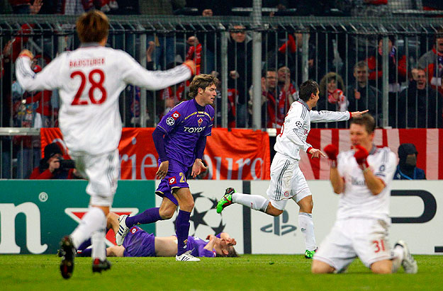 Bayern Munich's Miroslav KLose (2nd R), Bastian Schweinsteiger (R) and Holger Badstuber (L) celebrate a goal during their Champions League soccer match against Fiorentina in Munich February 17, 2010.  REUTERS/Michaela Rehle (GERMANY - Tags: SPORT SOC