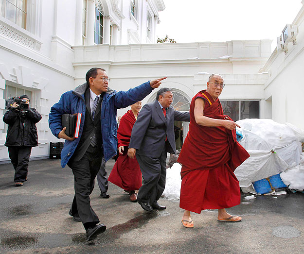 A dalai láma a washingtoni privát találkozó után. A Fehér Házban nem készült fotó, csak a hátsó bejáratnál