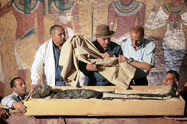 Zahi Hawass segédkezik Tutanhamon múmiájának kiemelésénél