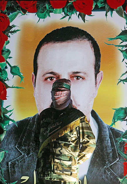 Hamasz-harcos áll őrt Gázában a múlt hónapban meggyilkolt Mabhouh képe előtt