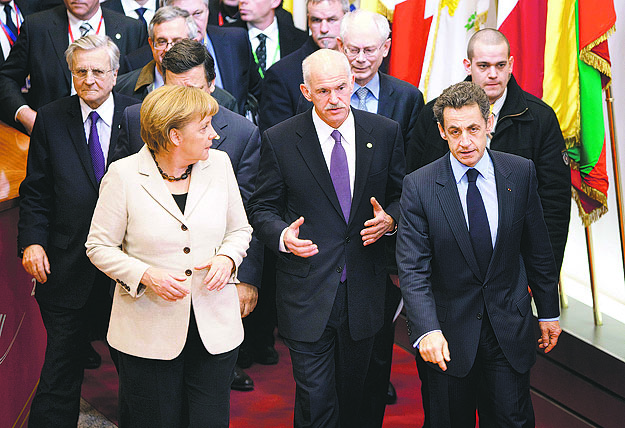 Angela Merkel Papandreu görög kormányfő és Sarkozy francia elnök társaságában. A német kancellár haragra gerjedt