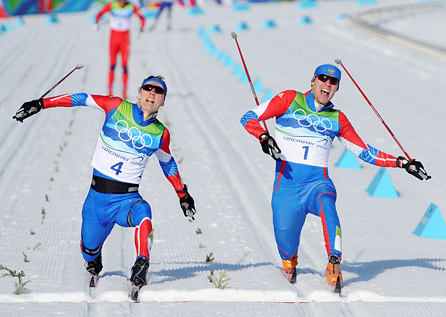 Léc léc mellett érkeztek a befutóhoz. Krjukov (balra) és Panzsinszkij zuhan a célba a férfi sífutók sprintszámában
