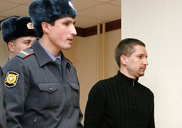 Gyenyisz Jevszjukov orosz rendőrtiszt a moszkvai bíróságon 2009. decemberében 