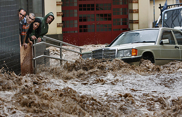 Áradásokat és kőomlásokat okozott a zuhogó eső Madeira szigetén, Funchal belvárosában, február 20-án
