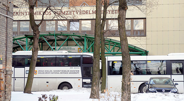 Katonák autóbuszokkal takarták el a nemzetvédelmi egyetem bejáratát a sajtó elől